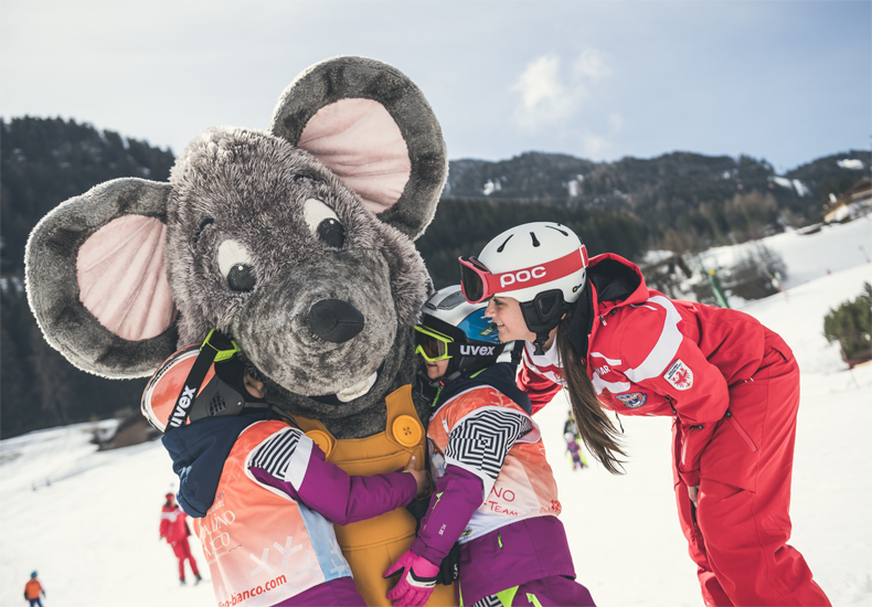 De eigen skileraren van het Cavallino Bianco gaan met de kinderen van het hotel naar de skipiste. Mascotte Lino is ook van de partij. © Hannes Niederkofler / Cavallino Bianco Family Spa Grand Hotel.