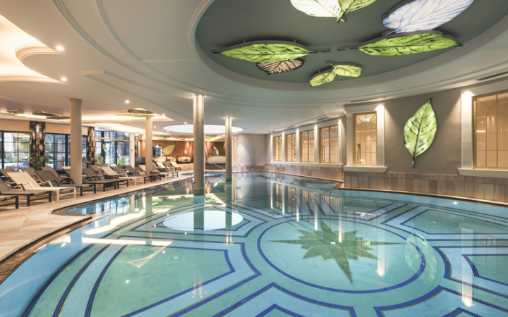 Het prachtige binnenzwembad van het Cavallino Bianco Family Spa Grand Hotel. © Hannes Niederkofler (Cavallino Bianco Family Spa Grand Hotel)