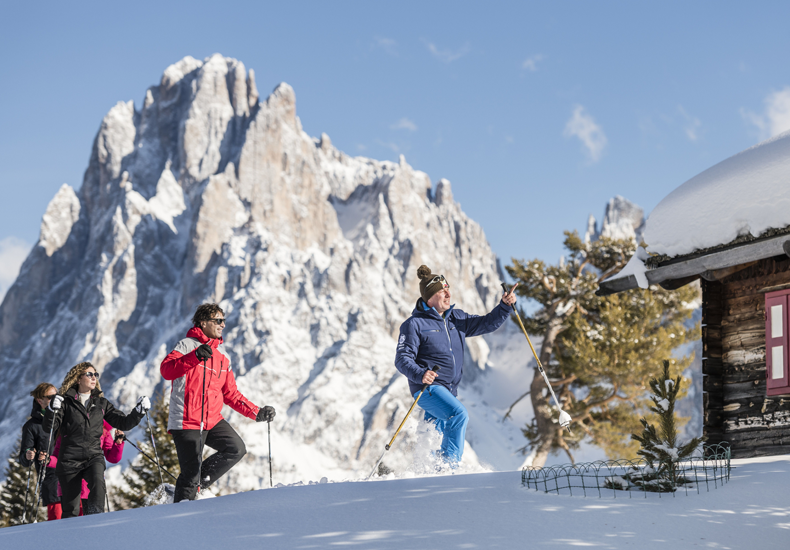 Ontdek de Dolomieten in de Val Gardena tijdens een sneeuwschoenwandeling met het hele gezin. © Hannes Niederkofler / Cavallino Bianco Family Spa Grand Hotel