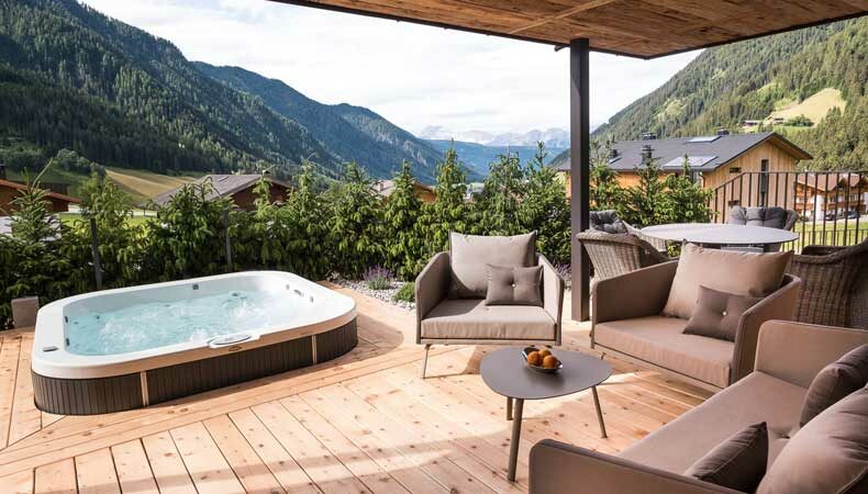 In Chalet Salena Luxury & Private Lodge kun je elk jaargetijde genieten van je terras met privé-bubbelbad. Het weergaloze uitzicht is inbegrepen. © Michael Huber (Hotel Quelle Nature Spa Resort)
