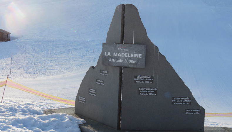 Er wordt beweerd dat de top van de Col de la Madeleine in werkelijkheid 6 meter lager ligt dan op het monument staat aangegeven. © Skigebiedengids.nl