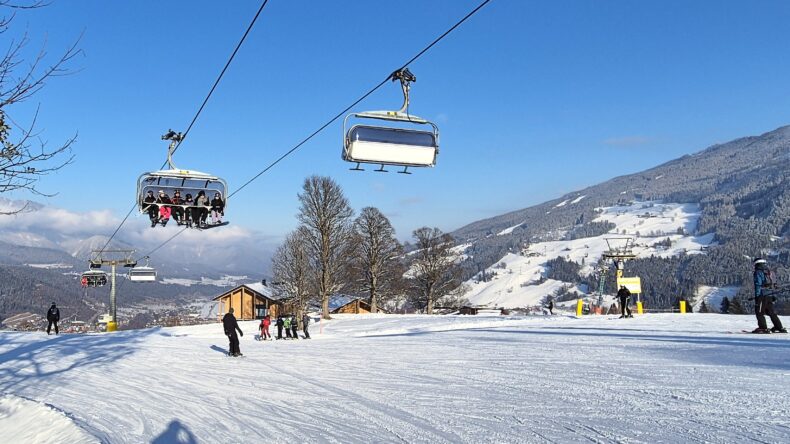 De dalpiste terug naar Rohrmoos over het Rohrmooser Plateau, piste 37, is een lange, zeer vlakke blauwe piste. © Skigebiedengids.nl