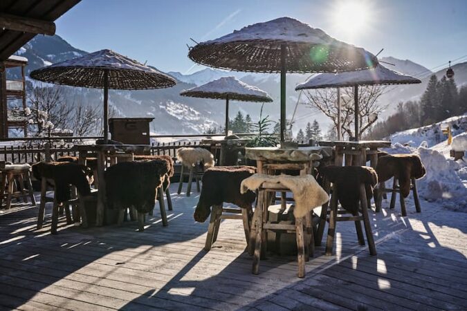 Lekker nagenieten van een dag op de piste kan op het terras van de Feuer.Bar © Das.Goldberg