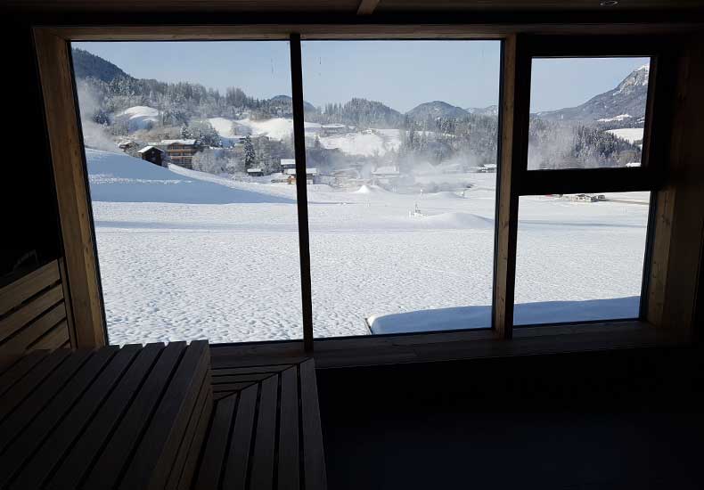 Vanuit de panoramasauna's van de Sky Relax Area heb je uitzicht op de naast het hotel gelegen skipiste. © Skigebiedengids.nl