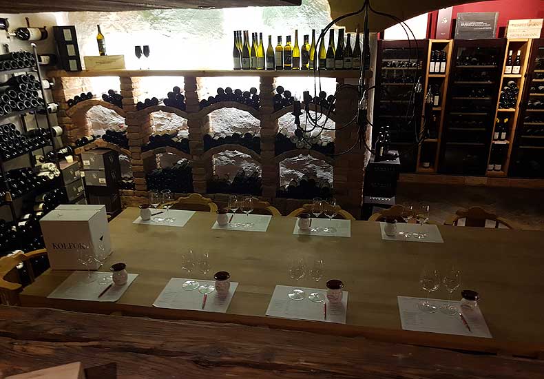 In de diverse wijnkelders van Das Kaiserblick liggen zo'n 16.000 flessen uit wijnstreken van over de hele wereld op voorraad. © Skigebiedengids.nl