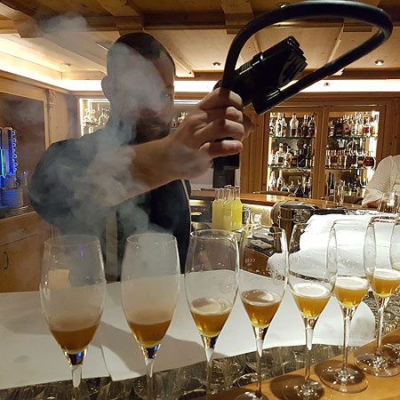 Chef Dominik Brunner creëert in hotelbar 67 in Hotel Post de meest fantastiche cocktails. Hij heeft een voorkeur voor rokende en brandende cocktails. © SkigebiedenGids.nl