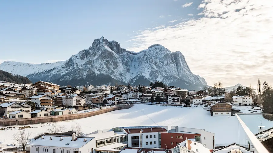 Kastelruth is een prachtig dorp in Zuid-Tirol bij skigebied Alpe di Siusi © Hotel Villa Kastelruth