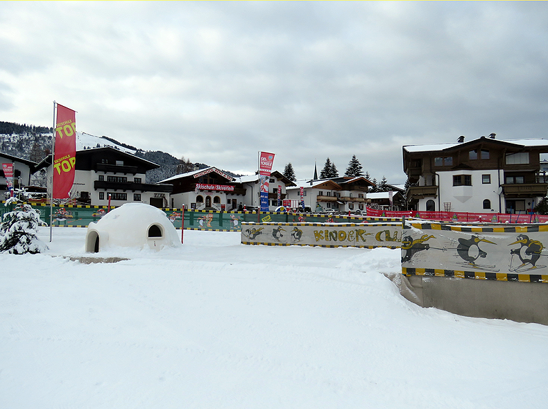 Net voorbij de dorpsstraat in Ellmau liggen verschillende skischolen voor kinderen. © Skigebiedengids.nl