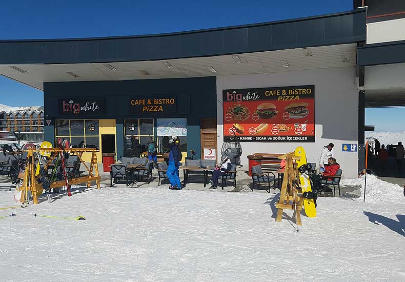 Op diverse plekken in het Erciyes Ski Resort zijn clusters met hotels en pistenrestaurants te vinden. © Skigebiedengids.nl
