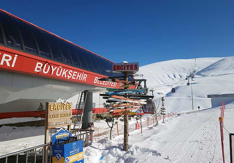 Bij de Hacilar Kapi, een van de vier instappunten van Erciyes Ski Resort liggen een paar hele lange, mooie rode pistes. © Skigebiedengids.nl