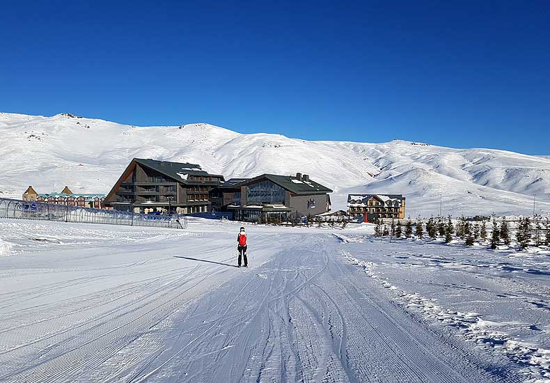 De exploitatiemaatschappij van het Erciyes Ski Resort laat de bouw van hotels en andere voorzieningen over aan andere bedrijven. Wel heeft de maatschappij 7 miljoen bomen aangeplant om het van nature boomloze landschap op termijn een beetje leuk aan te kleden. © Skigebiedengids.nl
