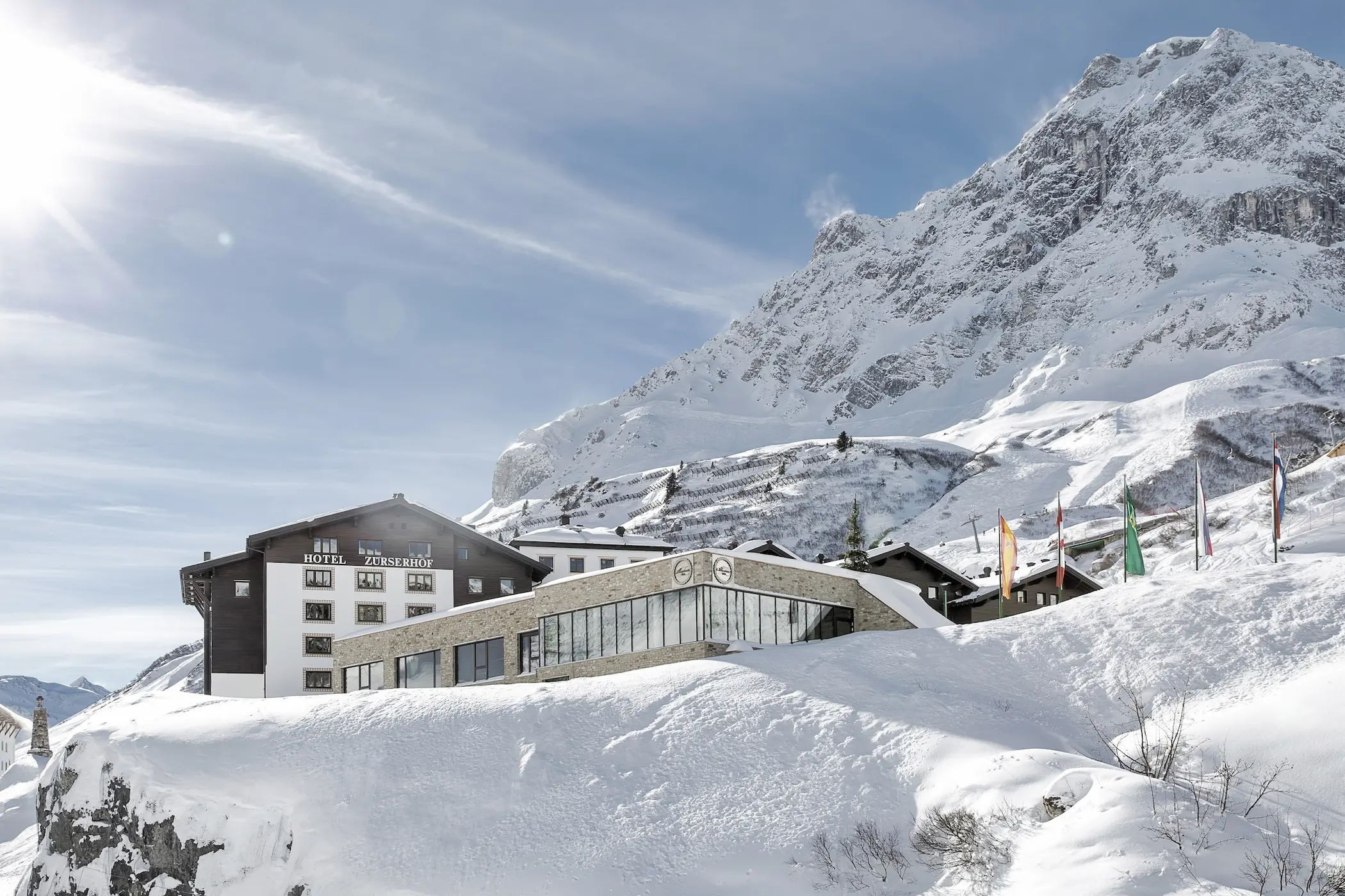 Het 5 sterren superior Grand Resort Zürserhof ligt aan de piste in Zürs. © Marcel Mayer / Grand Resort Zürserhof
