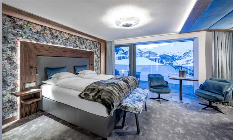 De nieuwe 2-persoons Spiegelkogl-kamers hebben mede dankzij de glazen balkonscheiding een prachtig uitzicht op de bergen rond Obergürgl. © Stephanie Maria Lohmann (Alpen-Wellness Resort Hochfirst)