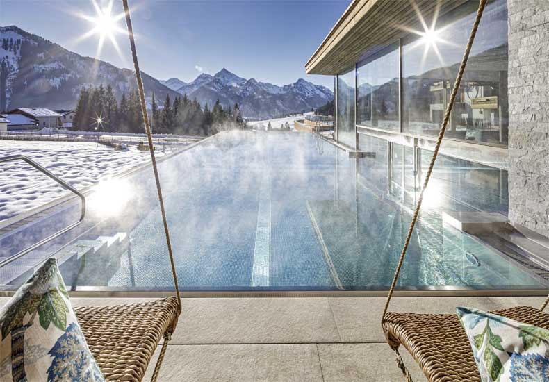 Vanuit de nieuwe infinity pool heb je een prachtig uitzicht over het Tannheimer Tal. © Hotel Bergblick