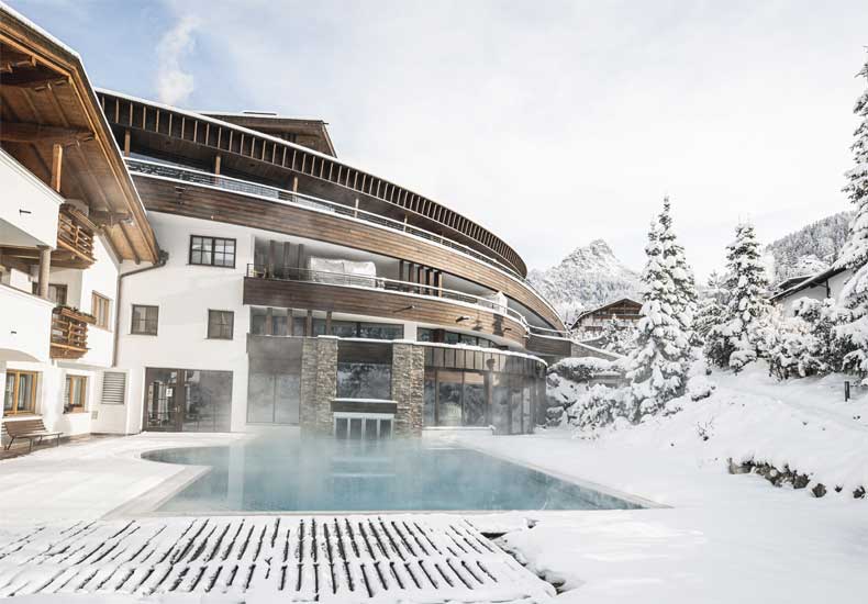 Vanuit het binnenbad zwem je zo naar buiten toe. © Granbaita Dolomites