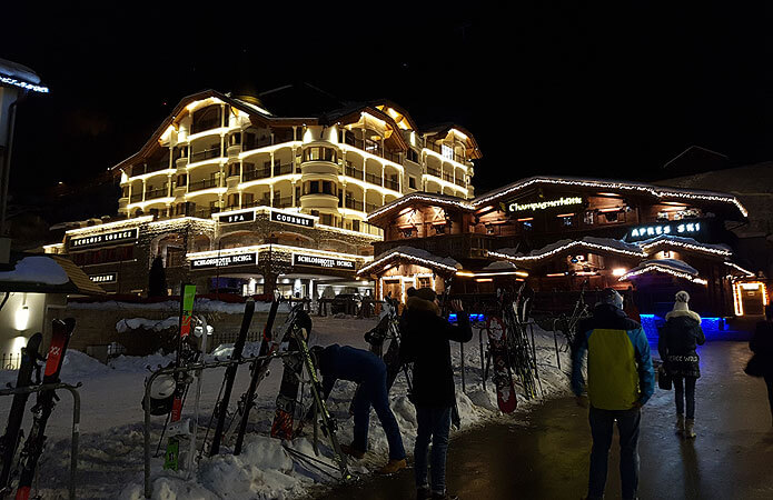 Links het 5 sterren Superior Schloss hotel in Ischgl met daarnaast de Champagnerhütte. Rechts daarvan ligt de Trofana-bar. © SkigebiedenGids.nl