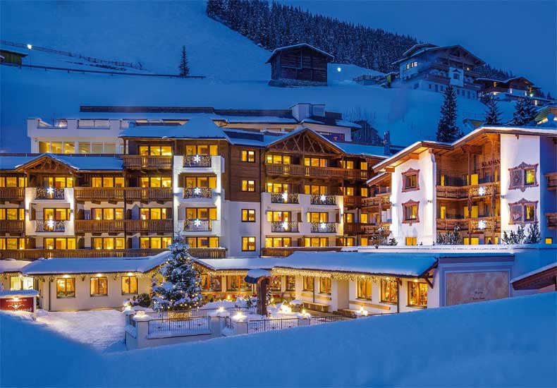 De skibus brengt je in een paar minuten van 4 sterren hotel Klausnerhof naar de gondels van de Hintertuxer gletsjer. © Hotel Klausnerhof