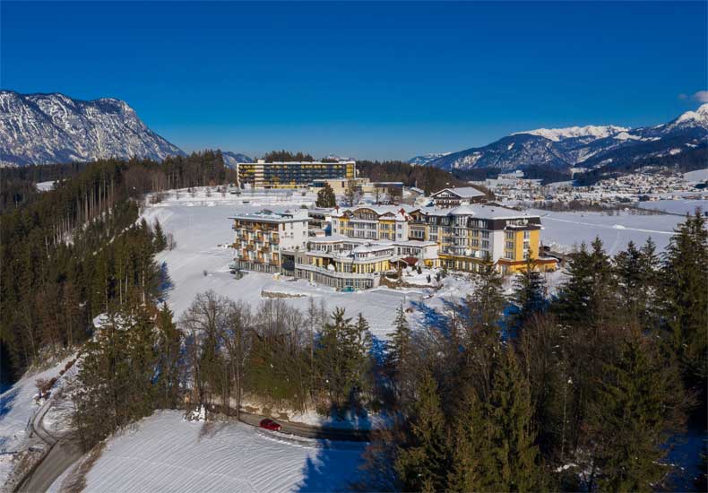 Hotel Panorama Royal heeft een prachtige ligging in Bad Haering dat op een zonnig plateau in het Inntal ligt. © Hotel Panorama Royal