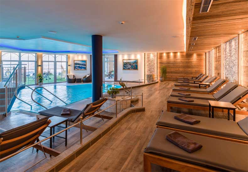 Het hotel beschikt over een groot binnenzwembad. © Hotel Panorama Royal 