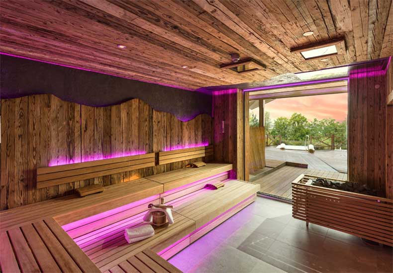 De wellnessruimte van Hotel Panorama Royal is zo'n 5500 vierkante meter groot en bestaat uit diverse sauna's, behandelruimtes en zwembaden. © Hotel Panorama Royal 