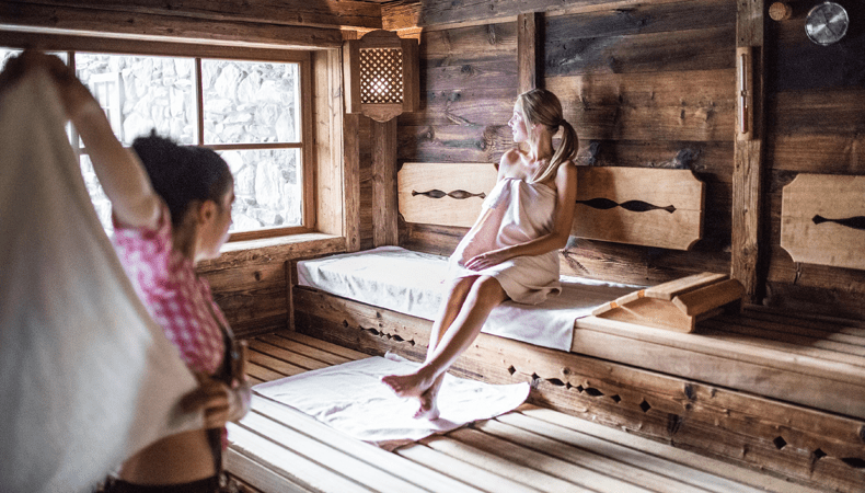 Hotel Quelle Nature Spa Resort beschikt over tien verschillende sauna's waaronder een traditionele Tiroler sauna, waar ook regelmatig opgietingen worden gehouden. © Agentur Giggle (Hotel Quelle Nature Spa Resort)