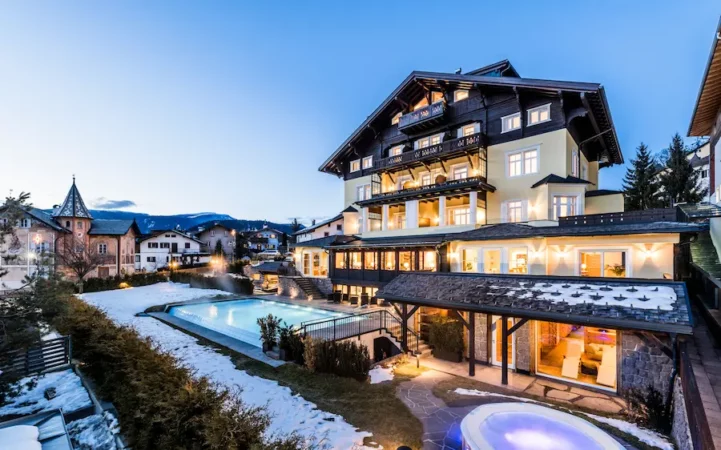 Het sfeervolle Hotel Villa Kastelruth verandert in de winter in een warme oase voor actieve levensgenieters en winterliefhebbers. © Hotel Villa Kastelruth