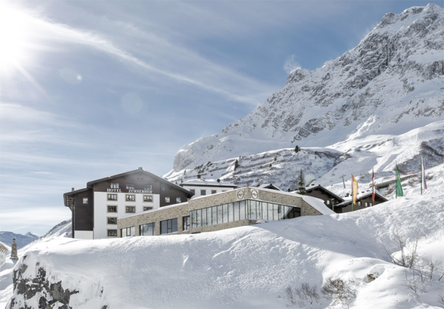 Het 5 sterren superior hotel Zürserhof is een ski-in ski-out hotel in Zürs am Arlberg © Marcel A. Mayer / Hotel Zürserhof