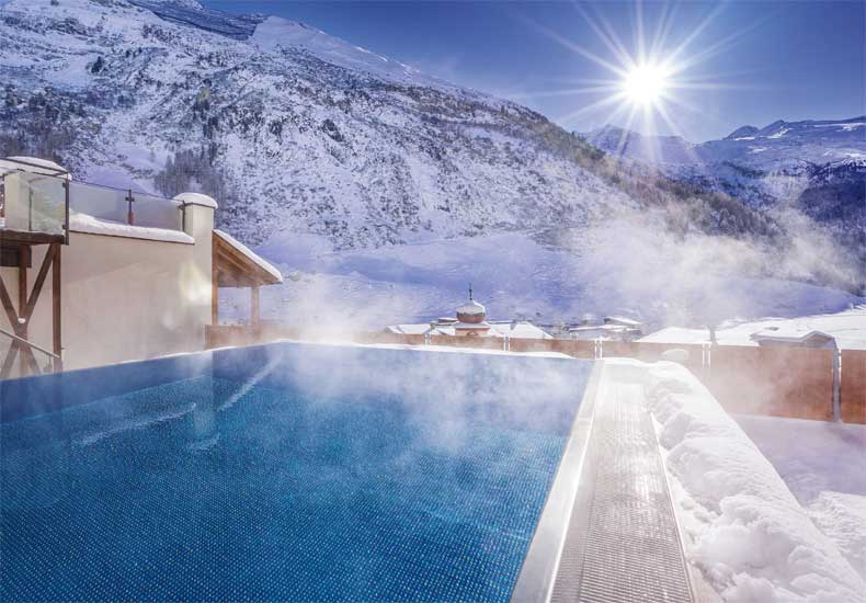 Vanuit het verwarmde buitenbad van 4 sterren hotel Klausnerhof heb je zicht op de Hintertuxer gletsjer en de bergen van het Tuxertal. © Hotel Klausnerhof