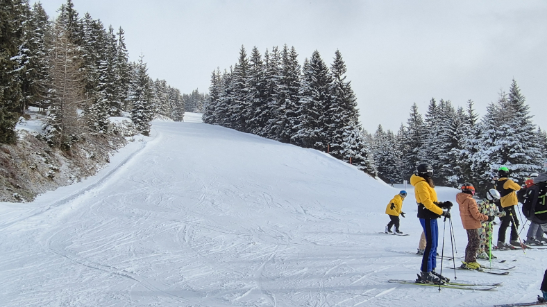 Verhoudingsgewijs weinig Nederlanders gaan skiën in Schladming. Daardoor is het in de Nederlandse krokusvakantie relatief rustig op de pistes. Carnaval wordt wel in alle Europese landen op hetzelfde moment gevierd, en dan is het in alle skigebieden druk op de pistes. © Nico van Dijk / Skigebiedengids.nl