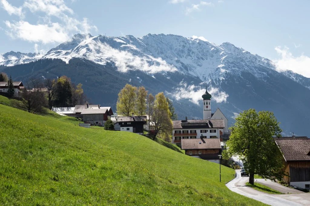 Lente in Bartholomäberg: in het dal is het lente, op de bergtoppen ligt nog sneeuw. © Montafon Tourismus / Nona Büchele