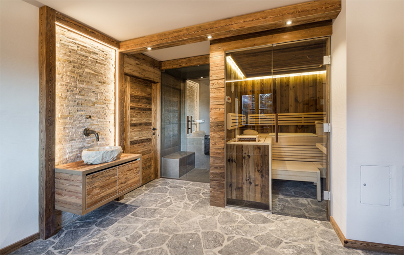 Dankzij de vele badkamers en aparte sauna's biedt chalet Lodge of Joy veel privacy. © Selina Flasch Photograpy / Lodge of Joy