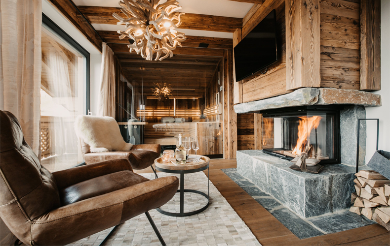 Suite met eigen sauna en open haard in de Lodge of Joye. © Selina Flasch Photograpy / Lodge of Joy
