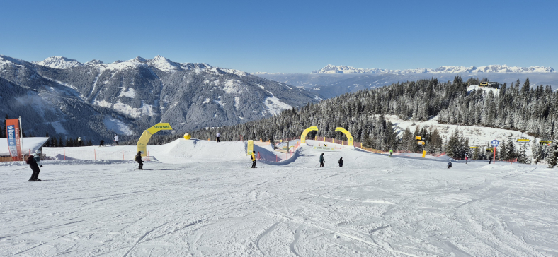 De Märchenwiese bestaat uit een verzameling funslopes, een snowpark, een oefenpiste en een videopiste. © Nico van Dijk / Skigebiedengids.nl