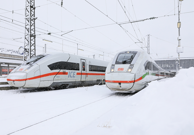 Met de trein op wintersport naar Oostenrijk. Ook met een pak sneeuw weet de ICE wel raad. © Deutsche Bahn