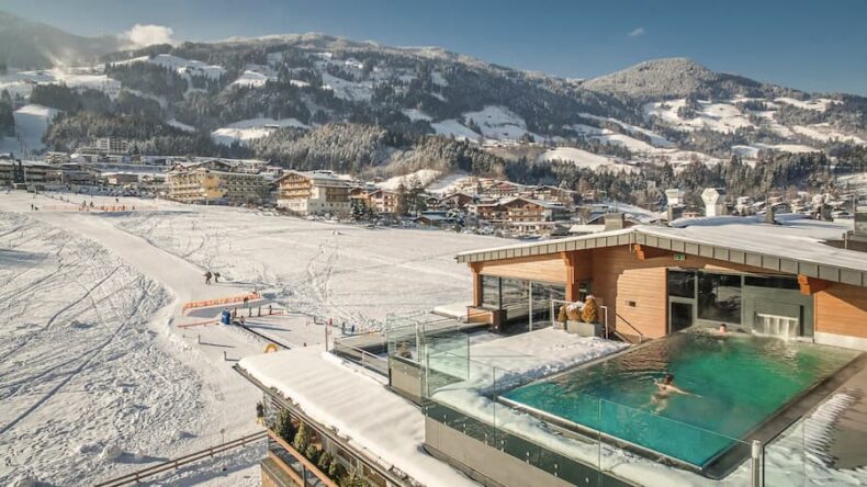 Op het dak van het Mia Alpina Zillertal Family Retreat is en adult-only zone met wellnessfaciliteiten voor volwassenen en een infinitypool. © Jan Hansen Mood Photograpy / Mia Alpina Zillertal Family Retreat