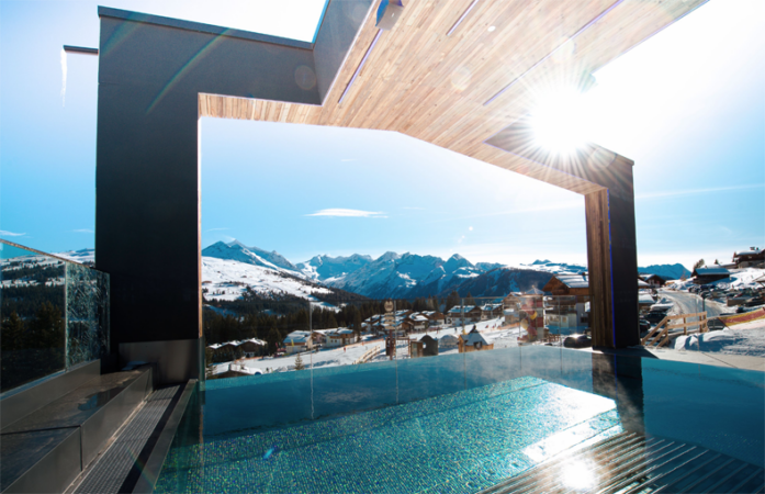 Vanuit de infinitypool van het My Alpenwelt Resort heb je een prachtig uitzicht over Königsleiten en op de pistes van Hochkrimml. © My Alpenwelt Resort