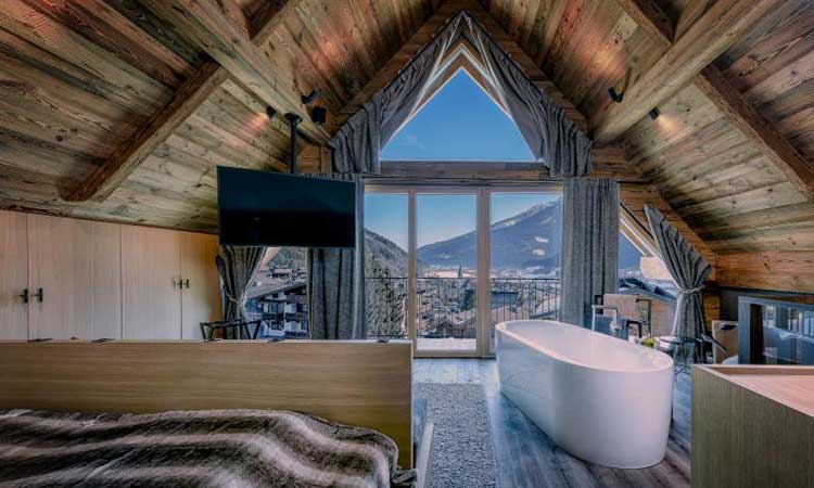 Ouderslaapkamer met vrijstaand bad in het Gassner Baumhaus. © Hotel Gassner