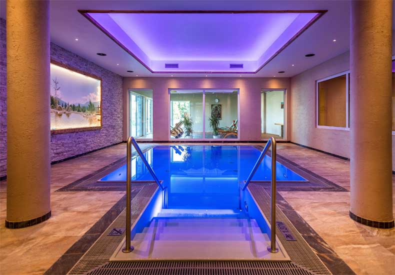 Heerlijk ontspannen drijven in het zoutwaterbad van 4 sterren superiore Hotel Panorama Royal. © Hotel Panorama Royal 