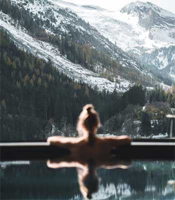 Vauit het panorama zwembad heb je een schiterend uitzicht op de bergen. © Sebastian Weingart (Alpinhotel Berghaus)