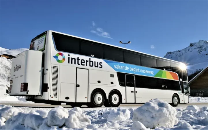 Reis ontspannen met een pendelbus naar je wintersportbestemming. © Interbus
