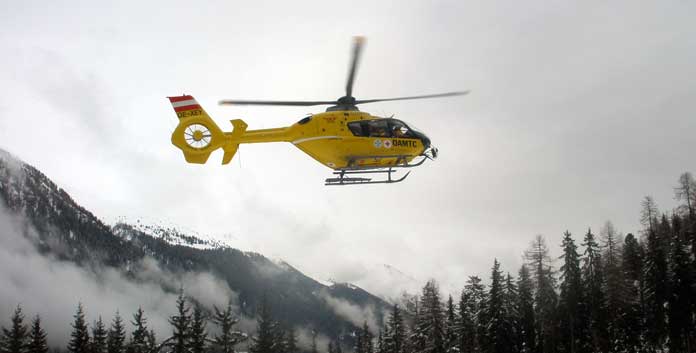 Zonder goede wintersportverzekering slaat een vluchtje met de reddingshelikopter een flinke deuk in je vakantiebudget. © Nico van Dijk