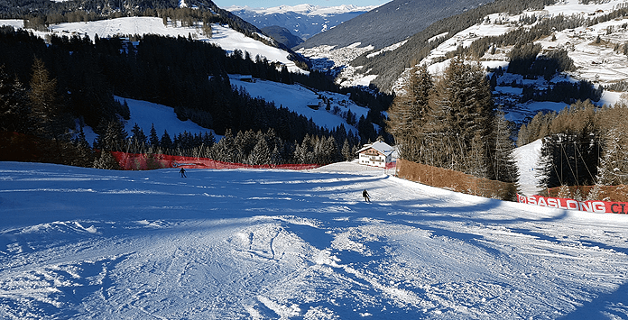 De zwarte Saslong Worldcup afdaling in Santa Christina is een must voor geoefende wintersporters in Val Gardena © Skigebiedengids.nl