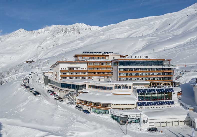 Het 4 sterren superior ski in ski out Hotel Riml ligt direct aan de piste en bij de skiliften in skigebied Hochgurgl. © Alexander Maria Lohmann