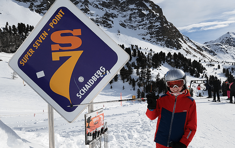 Kinderen die een rode piste af kunnen, kunnen in principe ook de Tauernrunde skiën. De zeven hoogste toppen in Obertauern staan bekend als de Super Seven. © SkigebiedenGids.nl