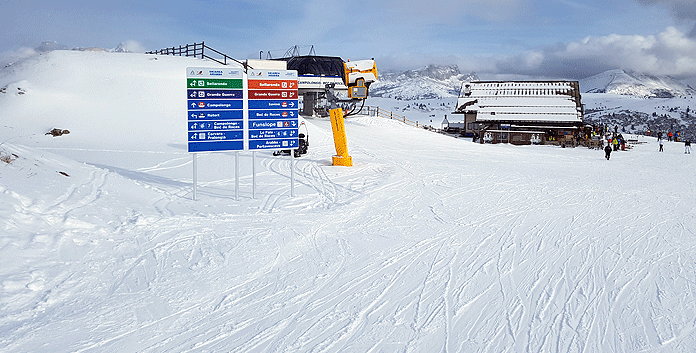 Op de Bec de Roces, het doorgaans zonnige skigebied van Arabba, liggen een aantal vriendelijke blauwe en rode pistes. © SkigebiedenGids.nl