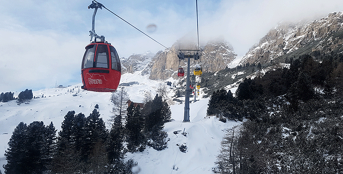 De Frara-gondel brengt je via Colfosco richting Val Gardena. Deze lift is onderdeel van de Sella Ronde © SkigebiedenGids.nl