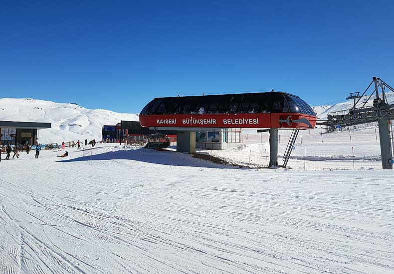 Skigebied Erciyes telt 19 moderne Leitner-skiliften die hooguit 12 jaar oud zijn. © Skigebiedengids.nl