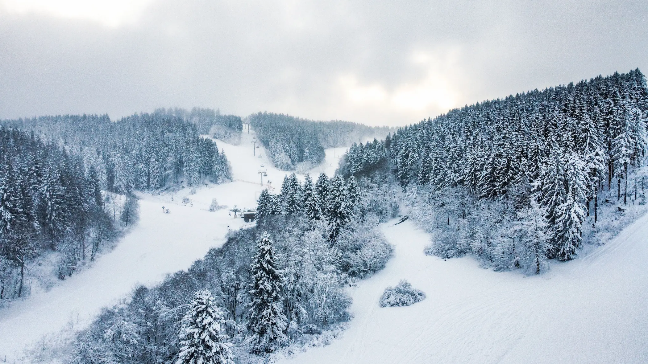 Skigebied Skiliftkarussell Winterberg is het grootste aaneengesloten skigebied van het Sauerland. © Wintersport-Arena Sauerland / Niklas Hinz
