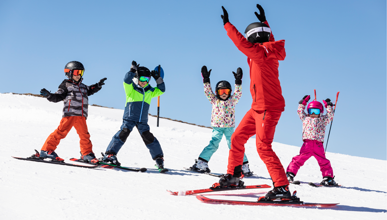 Online de skischool reserveren heeft een aantal voordelen. Je kunt vooraf aanbiedingen voor skischolen vergelijken en je weet zeker dat er plaats is. © Checkyeti