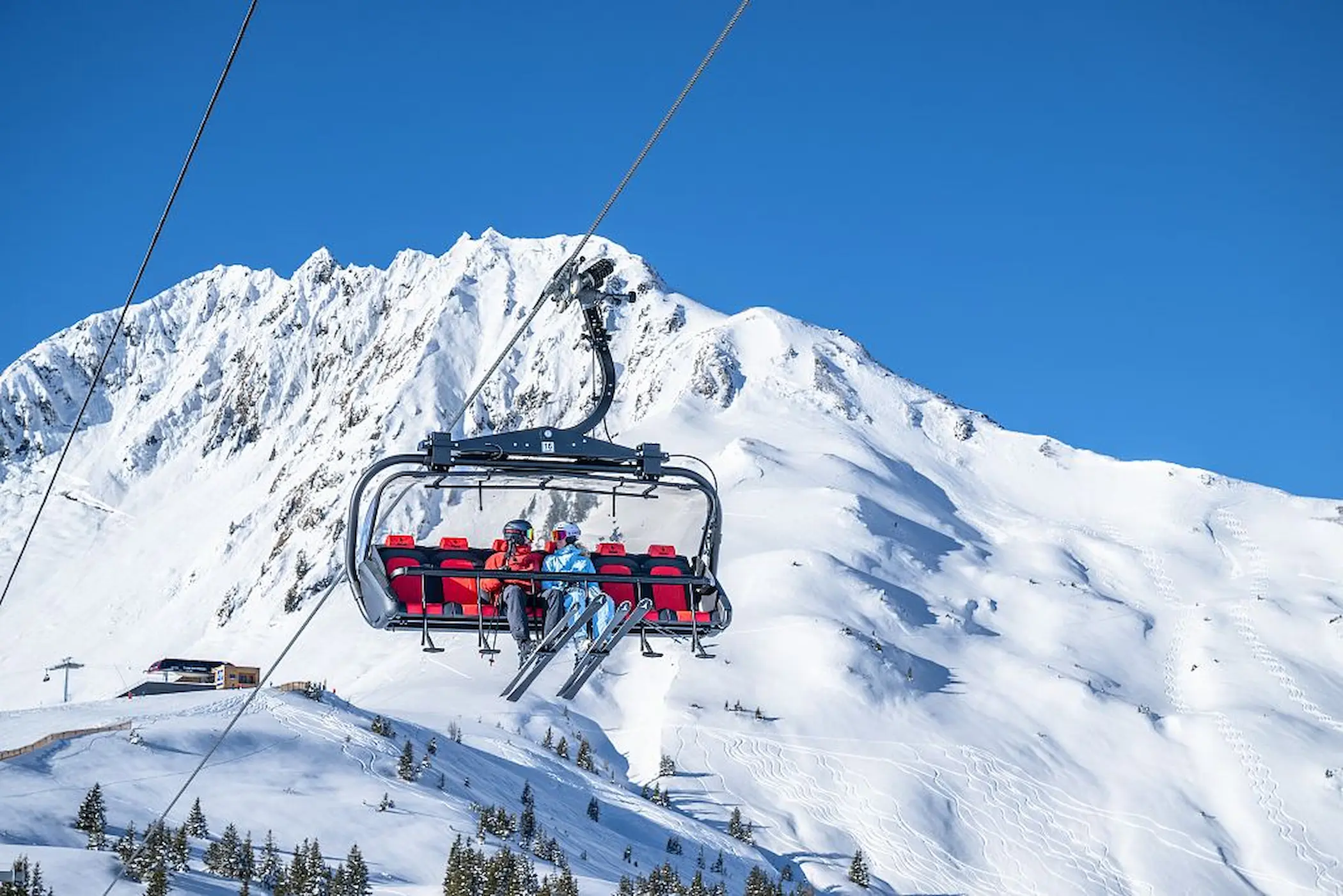 De 6-persoons Gauxjoch-stoeltjeslift in Kitzbühel. Skigebied Kitzski kan wel een sneeuwgarantie, maar geen zongarantie geven © KitzSki Werlberger